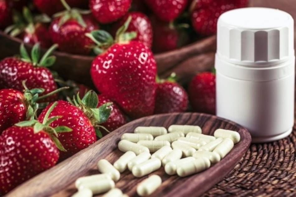 Fisetin Supplements on Wooden Plate with Strawberries