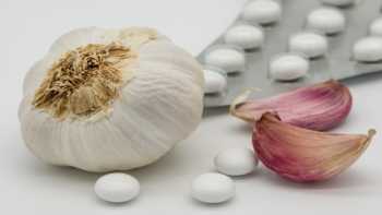 Garlic to Lower Cholesterol -- garlic cloves and pills