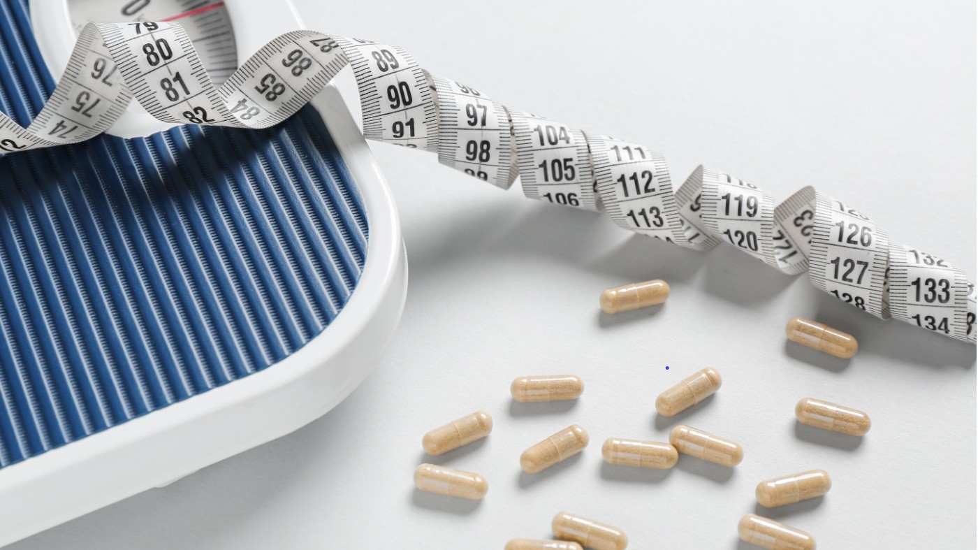 Scale and measuring tape with capsules