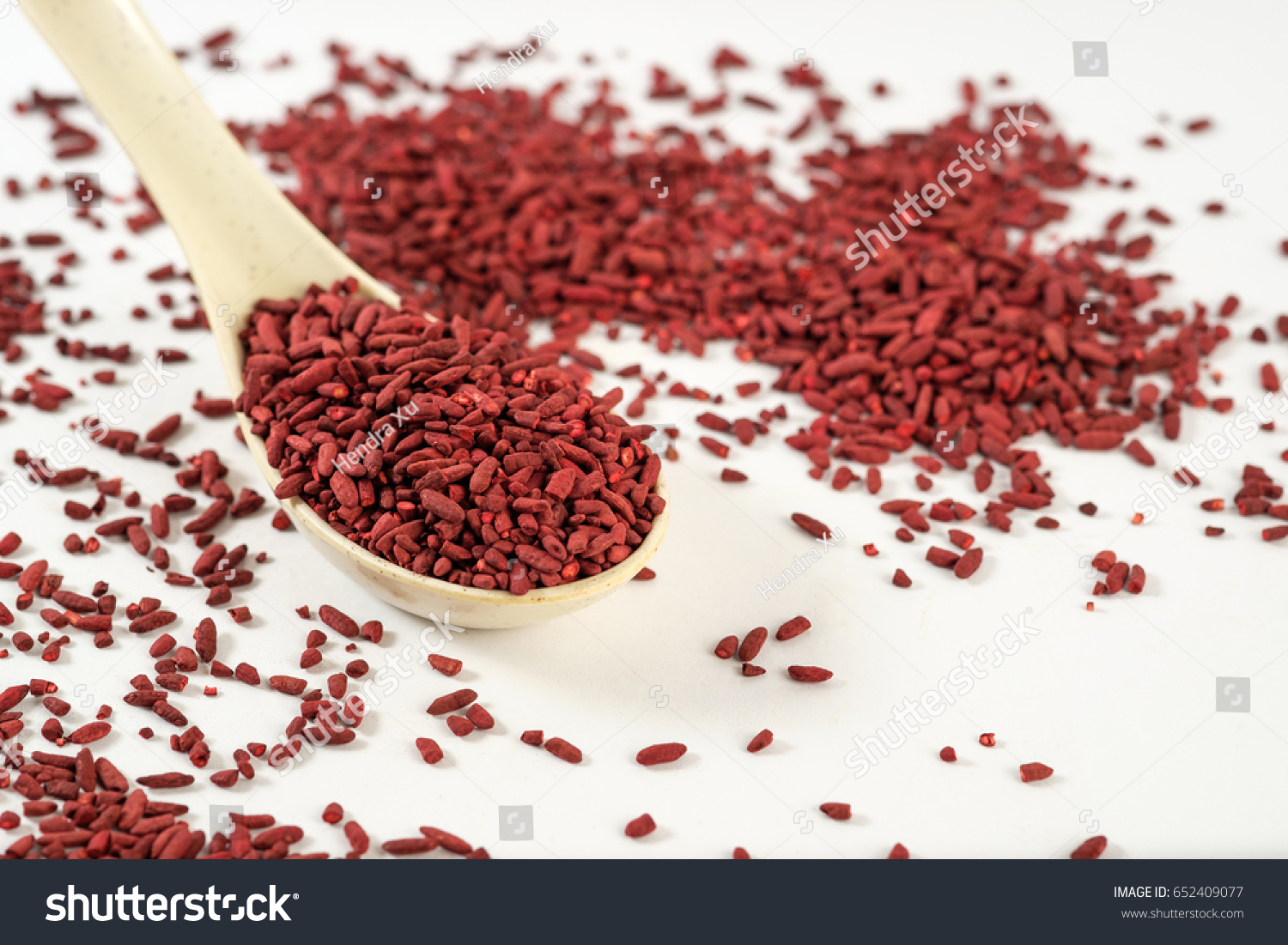 أرز الخميرة الحمراء ثلاثية حبوب